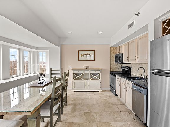 5th image of 236 Edgemere Rd #314
