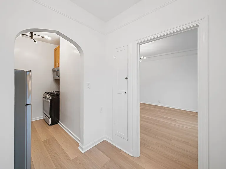 1530 Gough — Photo 8