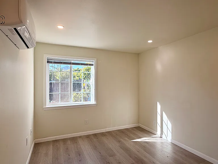386 Maud Ave — Photo 8