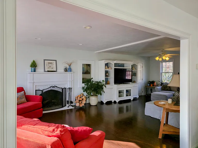 20 Hirsch Rd — Photo 6