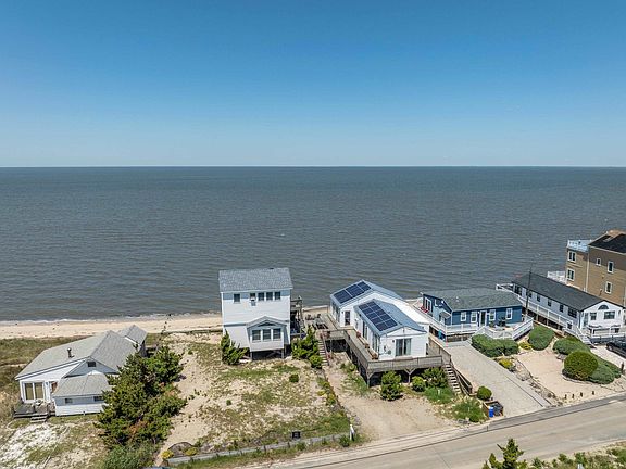 4th image of 139 Beach Ave