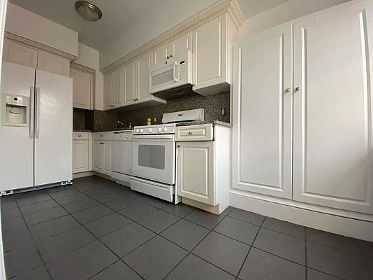 Rented by Bond New York | media 13