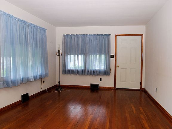 5th image of 401 Arrington Ave