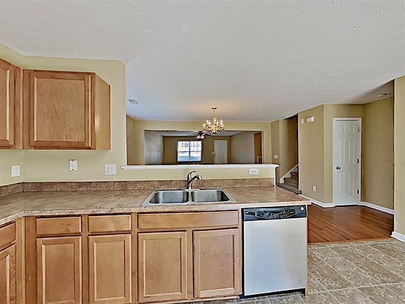 5th image of 928 Grand Oak Dr