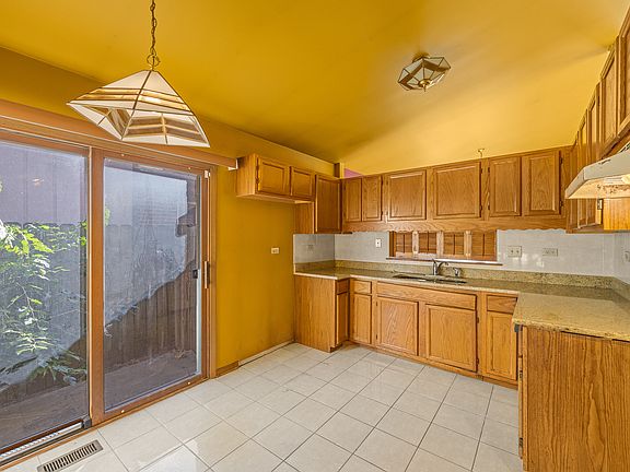 5th image of 435 Hoxie Ave