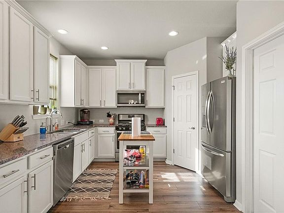 3rd image of 414 Eagle Brook Ln