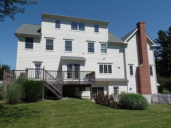 Exterior, Rear View and Deck