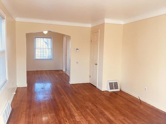 3rd image of 20524 Schoenherr St