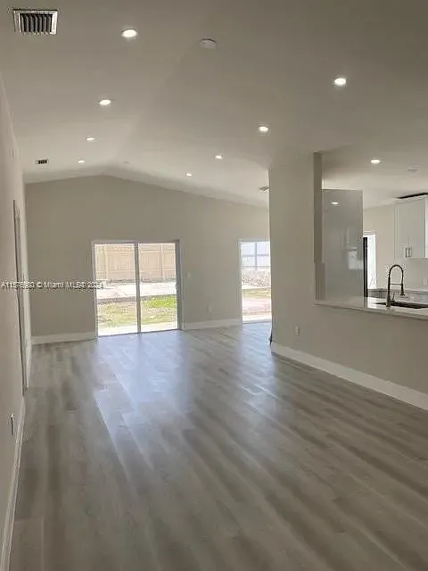 3 bed, 1365 sqft, $3,350 — Photo 2