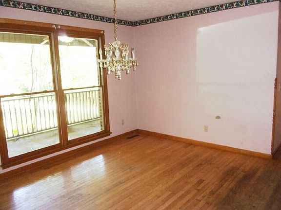 4th image of 121 Forest Hills Loop