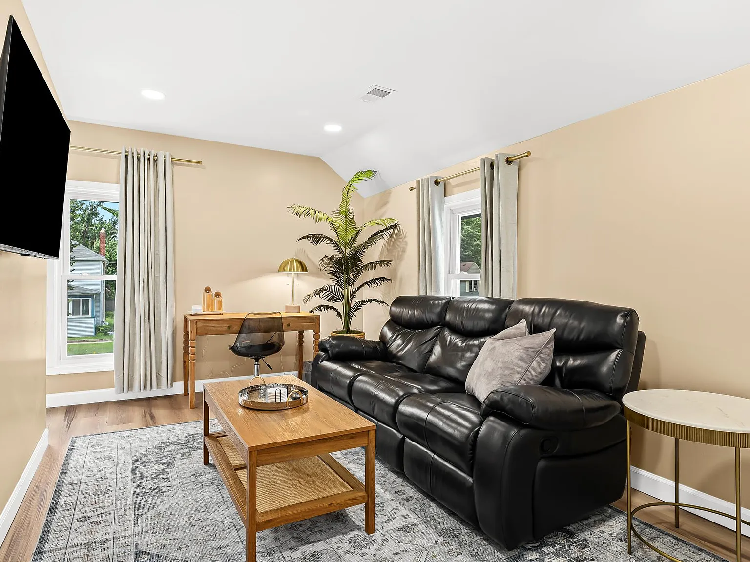 2 bed, 1000 sqft, $4,200 — Photo 2