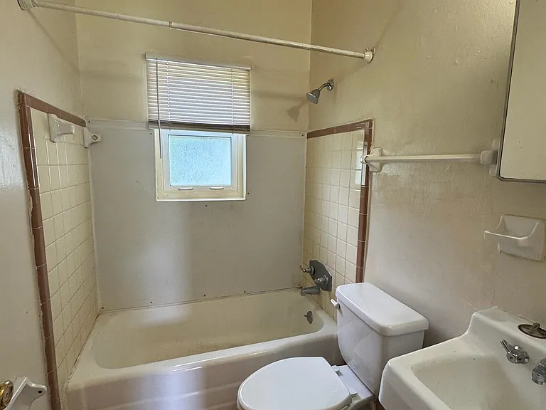1850 Ivy Ln #2 — Photo 3