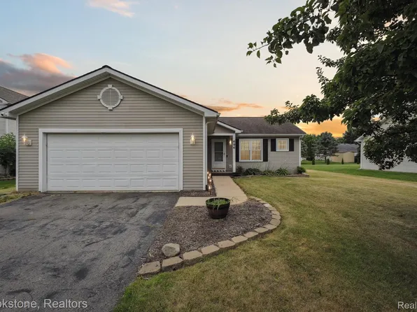 696 Jessica Cir, Fowlerville, MI 48836