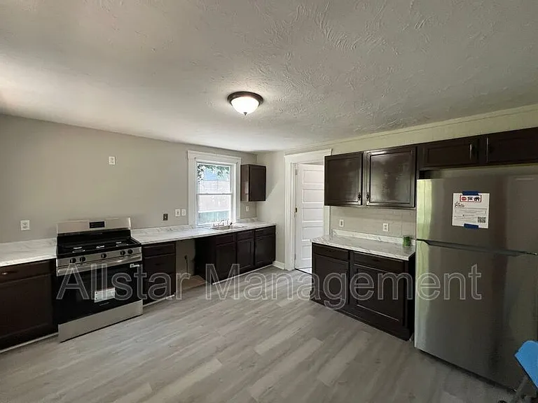 915 East Ave — Photo 10