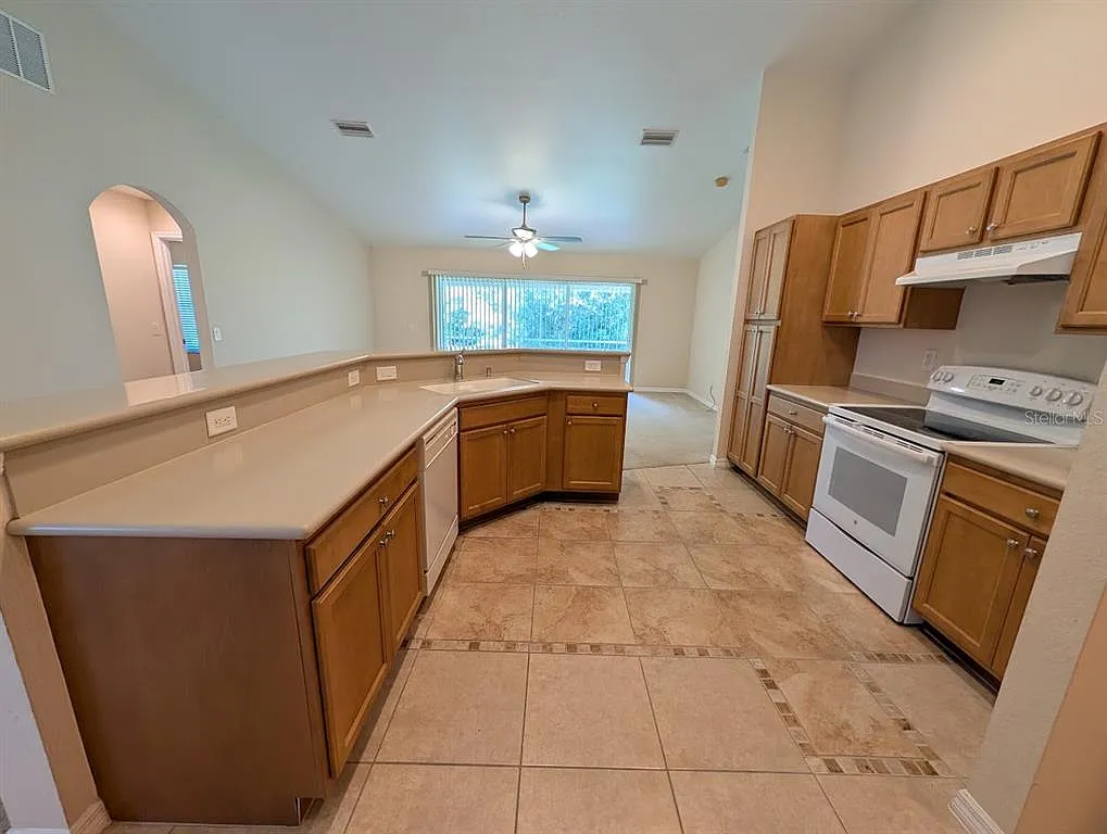 3 bed, 2.0 bath, 1882 sqft, $2,200 — Photo 2