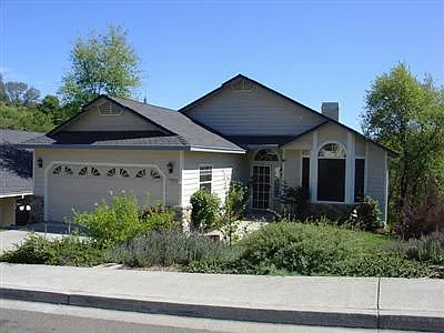 3 bed, 2350 sqft, $2,995 — Photo 2