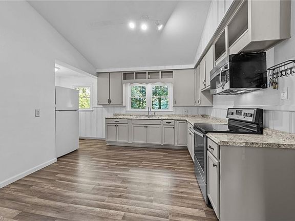 4th image of 1343 Greenwood Dr