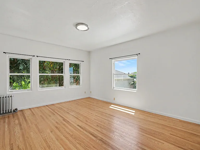 611 E 20th St #202 — Photo 5