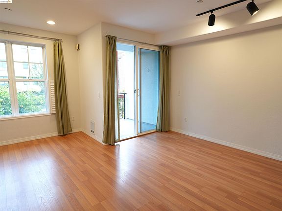 3rd image of 1121 40th St APT 4202