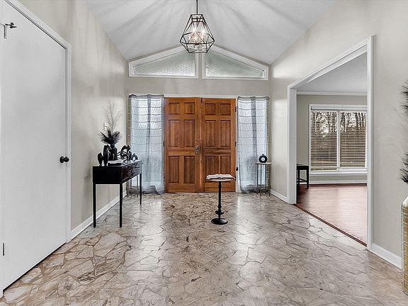 4th image of 3692 Lakeview Rd