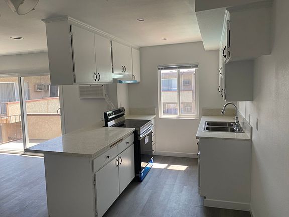 3rd image of 13562 Vanowen St #15