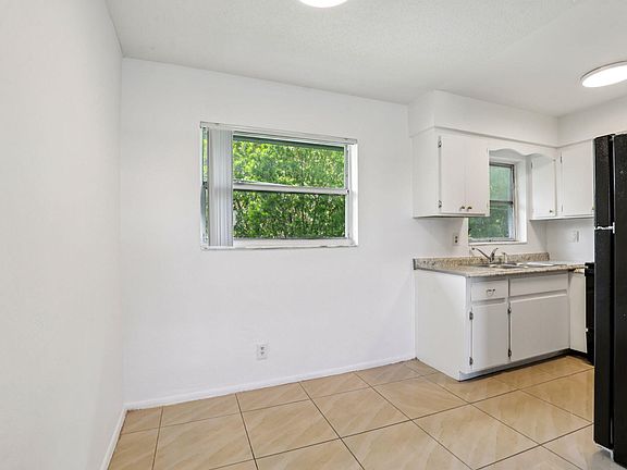 4th image of 210 NE 38th St