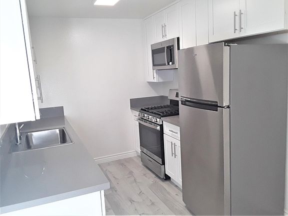 5th image of 11230 Camarillo St #112