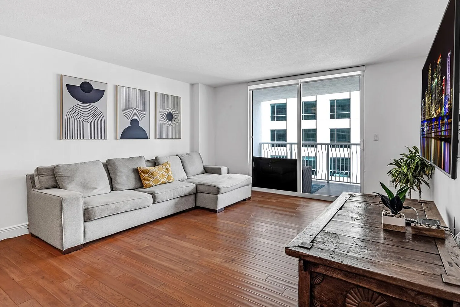 1 bed, 1.0 bath, 796 sqft, $4,392 — Photo 1