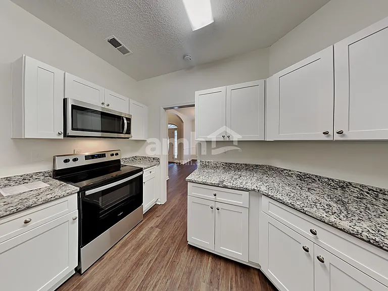 805 Lincoln Sq — Photo 3