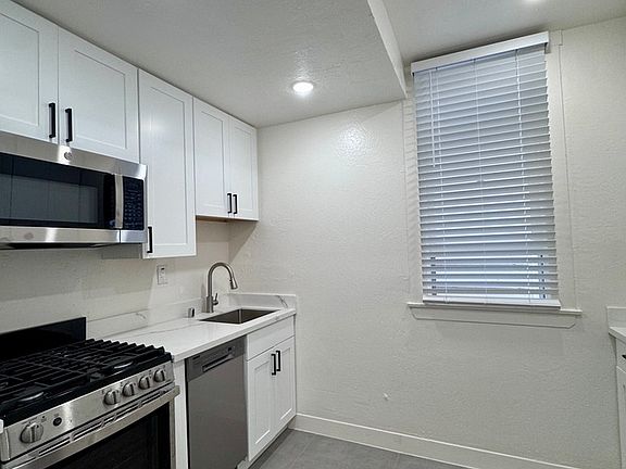 3rd image of 814 Bay St