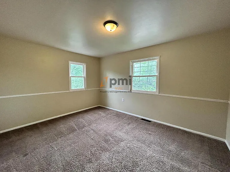 385 Briarwood Dr — Photo 9