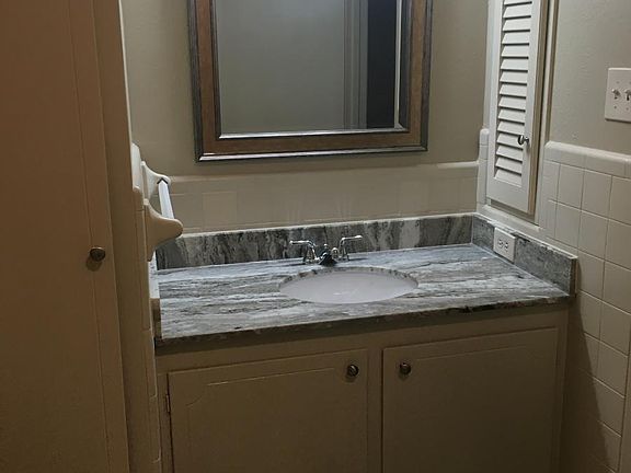 Upstairs Hall Bathroom