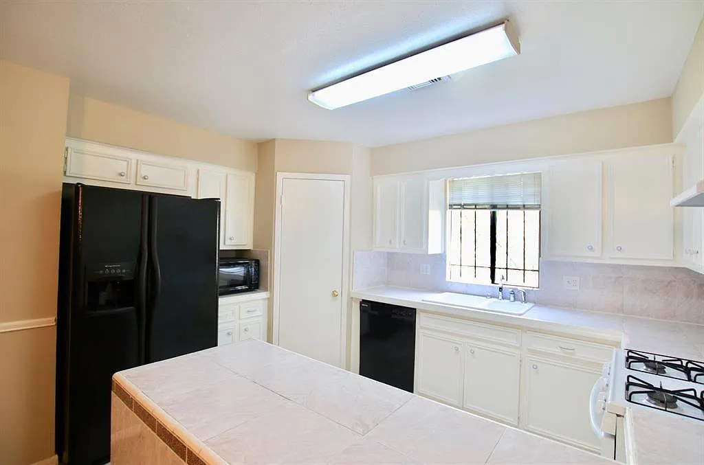 3 bed, 2.0 bath, 1379 sqft, $1,850 — Photo 4