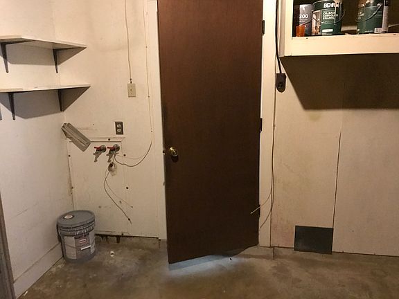 Washer/Dryer area
