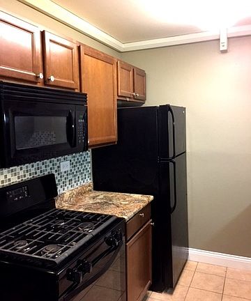 3rd image of 1898 Somerset Dr
