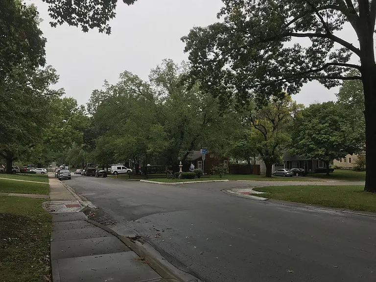 Close to park & shops!
