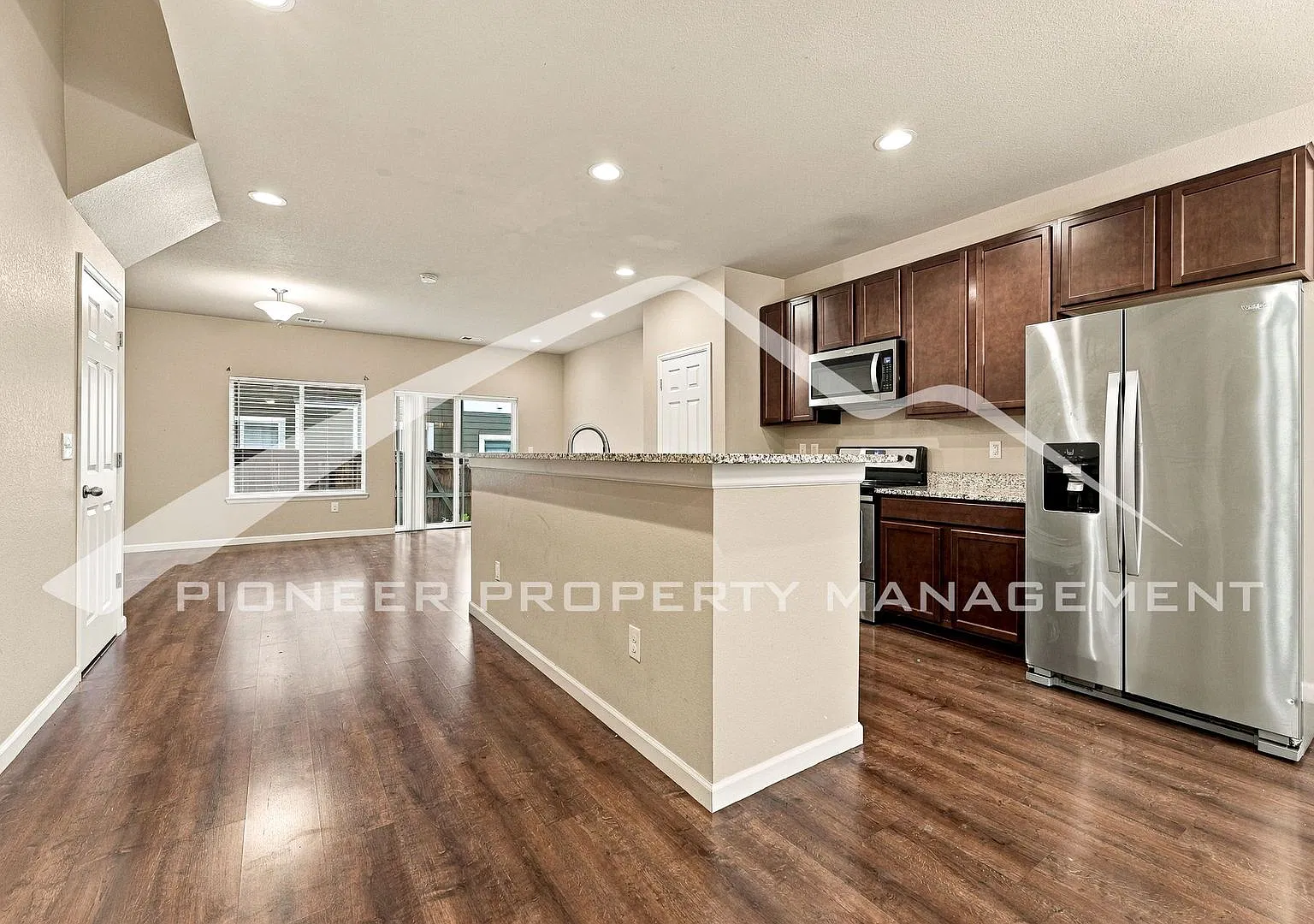 Awesome Townhome in Commerce City — Photo 2