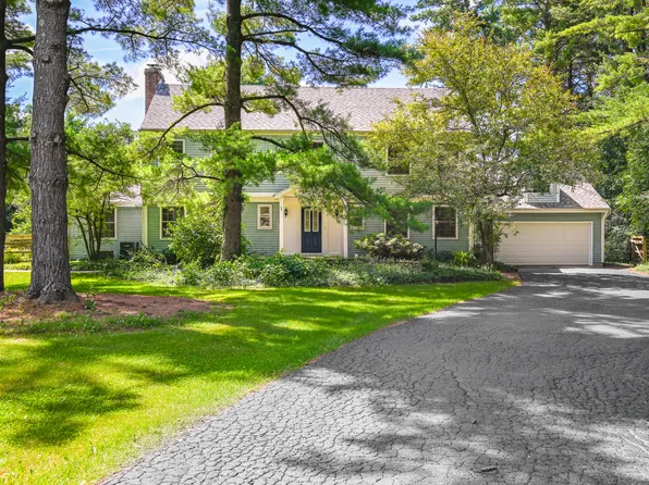 8307 Concord Dr, Woodstock, IL 60098