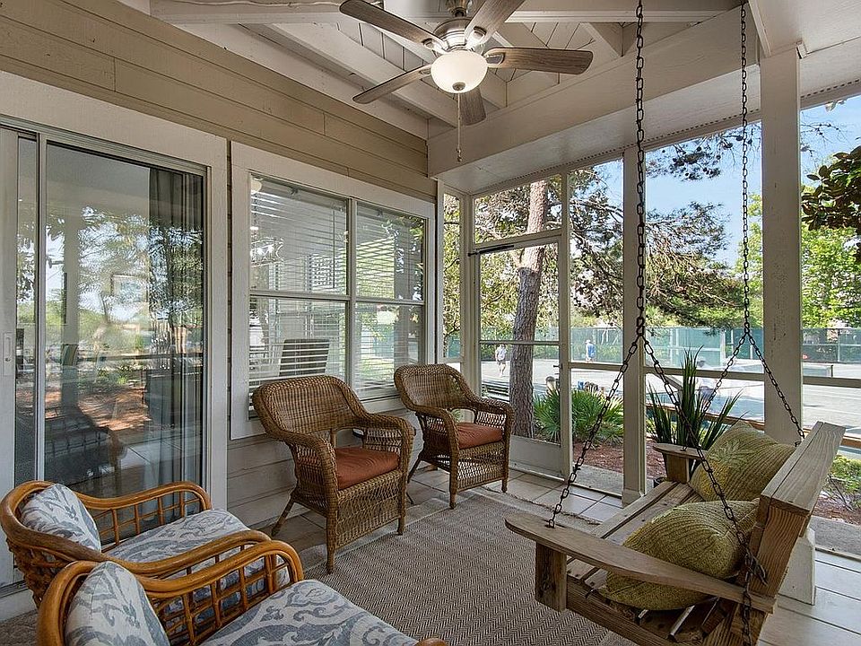 Private Courtside Porch