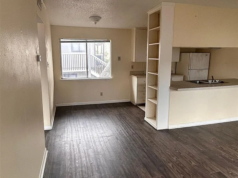 2408 Longview St #202 — Photo 5