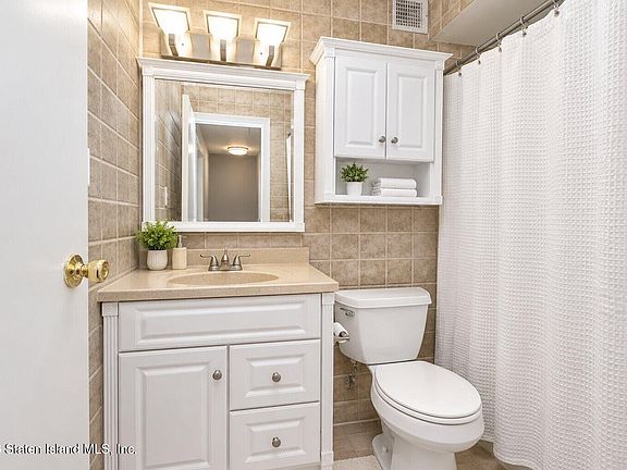 4th image of 26 Alcott St