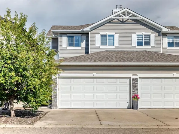 43 E Rockmont Ct NW, Calgary, AB T3G 5V8