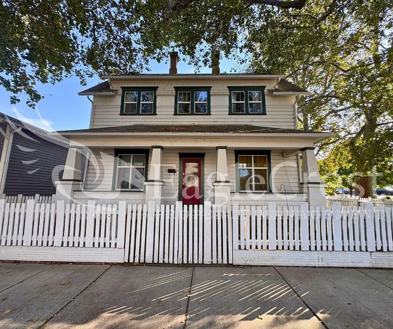 Downtown Walla Walla 4 Bedroom Farmhouse With Modern Comforts $200.00 Off 2nd Months Rent — Photo 1