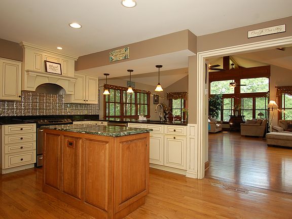 3rd image of 4N369 Foxfield Dr