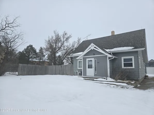 225 Main St, New England, ND 58647