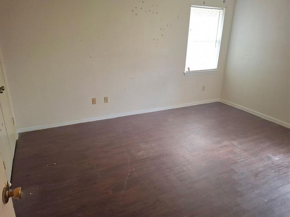2nd image of 713 Pine Ave