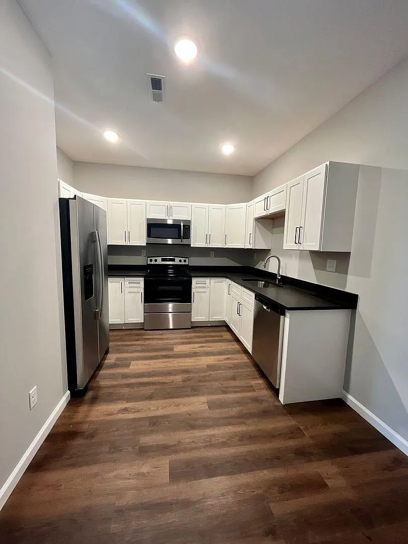 3 bed, 2.0 bath, 1380 sqft, $1,725 — Photo 3