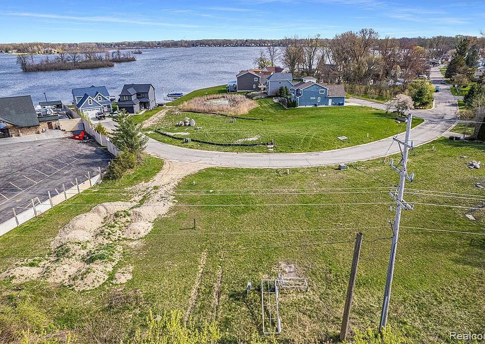 3481 Ponemah Dr, Fenton, MI 48430 MLS 20240026880 Zillow