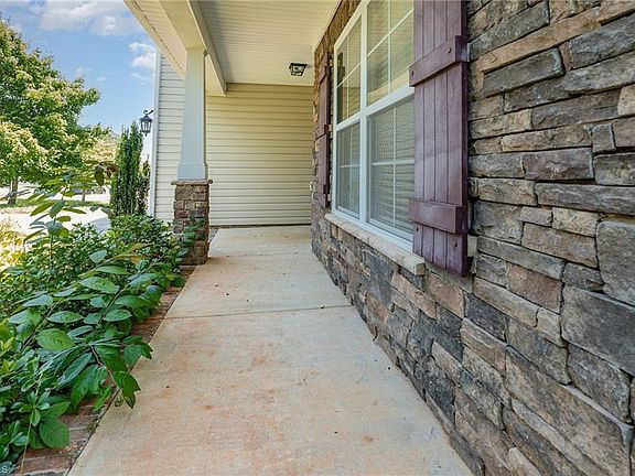 4th image of 2027 Heron Pointe Dr