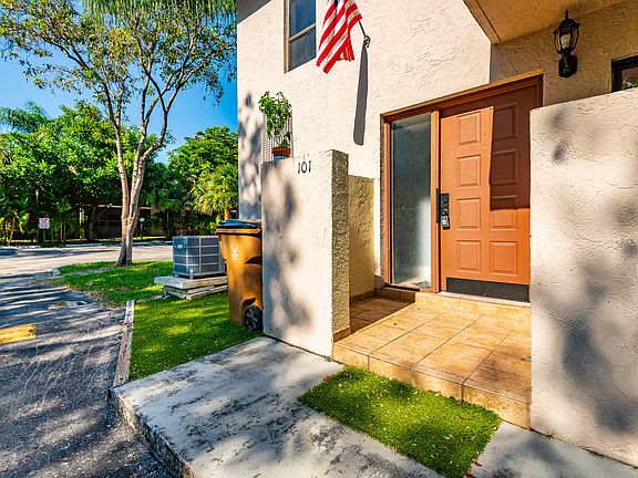 4th image of 740 SE 1st Way #101